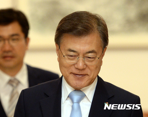 【서울=뉴시스】전진환 기자 = 문재인 대통령이 16일 오후 청와대 충무실로 신임 장관들 임명장을 수여하기 위해 들어오고 있다. 2017.06.16.&nbsp; amin2@newsis.com 