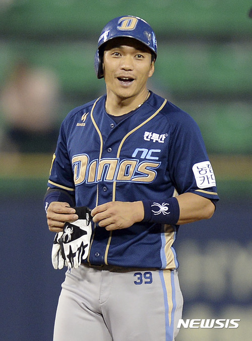 【서울=뉴시스】최동준 기자 = 16일 서울 잠실야구장에서 열린 2017 KB0 리그 두산 베어스 대 NC 다이노스의 경기, 4회초 2사 만루상황 NC 이종욱이 3타점 적시타를 친 뒤 기뻐하고 있다. 2017.06.16. photocdj@newsis.com