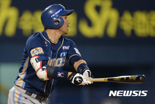 【서울=뉴시스】최동준 기자 = 16일 서울 잠실야구장에서 열린 2017 KB0 리그 두산 베어스 대 NC 다이노스의 경기, 4회초 2사 만루상황 NC 이종욱이 3타점 적시타를 치고 있다. 2017.06.16. photocdj@newsis.com