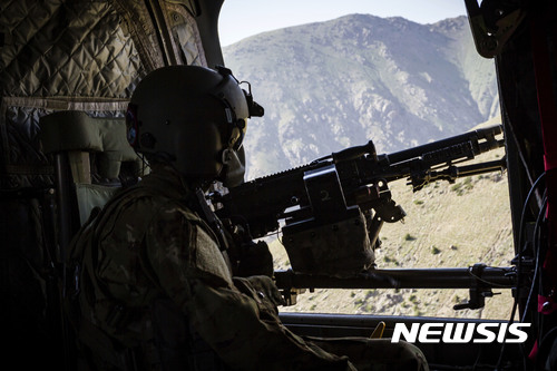 【마자르 에 샤리프=AP/뉴시스】 아프가니스탄의 마자르 에 샤리프 지역에서 9일(현지시간) 헬리콥터를 타고 있는 미군 모습. (미 육군 제공) . 16년동안의 파병을 마치고 완전철수를 선언했던 미국은 최근 4000명을 추가 파병하는등 악화하는 전세를 만회하려고 노력중이다.&nbsp; 2017.06.18 