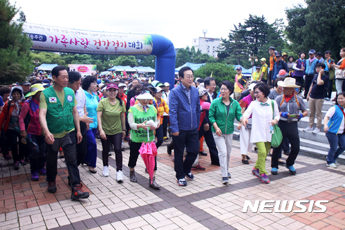 【부산=뉴시스】허상천 기자 = 부산시는 오는 7월 1일 오전 9시 부산성지곡수원지 초읍어린이대공원과 부산학생교육문화회관 광장 일원에서 ‘가족사랑걷기대회’를 개최한다고 17일 밝혔다. 사진은 지난해 행사장면. 2017.06.17. (사진 = 부산시 제공) photo@newsis.com