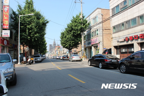 【수원=뉴시스】김경호 기자= 18일 오전 8시45분 심각한 주차난으로 차량이 밀려 나와 있는 경기 수원 지동 인근 왕복 2차선 도로. 2017.06.18 kgh＠newsis.com