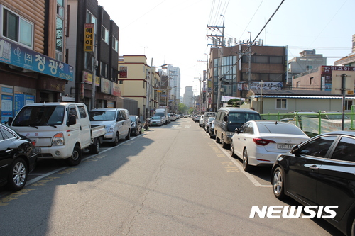 【수원=뉴시스】김경호 기자= 18일 오전 주차난으로 주택가 이면도로 양쪽이 '거주자우선 주차시설'으로 메워진 경기 수원 매탄동 제1종 일반주거지역의 모습. 2017.06.18 kgh＠newsis.com