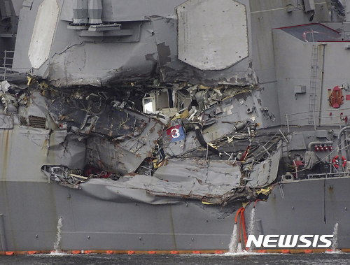 【요코스카=AP/뉴시스】 필리핀 컨테이너선과 충돌해 크게 부서진 미 해군 소속 구축함 USS 피츠제럴드호가 18일 일본  요코스카 해군기지에 정박해있다. 피츠제럴드호는 17일 새벽 시즈오카현 이로자키 남동쪽 20km 해상에서 필리핀 선적 컨테이너선 ACX 크리스털과 충돌했다. 2017.06.18 