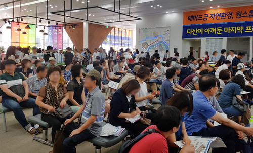 【서울=뉴시스】18일 오전 경기도 남양주시 '다산지금지구신안인스빌퍼스트포레' 견본주택에 주말을 포함한 3일간3만5천여명이 몰리며 높은 인기를 실감케 했다.신안인스빌 분양관계자는 “다산지금지구에서 마지막으로 분양하는 단지인 데다, 단지 주변으로 공원, 학교, 행정타운 등 각종 인프라까지 잘 갖춰 수요자 반응이 매우 뜨겁다”며“다산신도시는 이미 청약조정대상 지역에 포함되어 타지역보다 진입이 까다로운데, 앞으로 나올 대책까지 적용되면 청약 및 대출이 더욱 어려워질것을 우려해 빠르게 청약을 결정짓는 방문객도 많았다”고 밝혔다. 2017.06.18. (사진=다산 신안인스빌 제공) photo@newsis.com