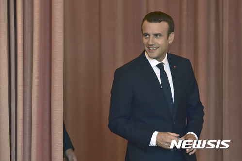 【르투케=AP/뉴시스】에마뉘엘 마크롱 프랑스 대통령이 18일(현지시간) 르투케에서 총선 결선투표를 하기 위해 투표소에 들어서고 있다 2017.06.18