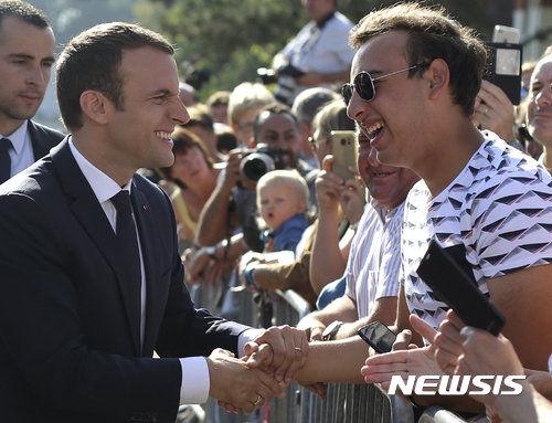 【르투케=AP/뉴시스】에마뉘엘 마크롱 프랑스 대통령이 18일(현지시간) 북부 르투케에서 지지자들과 인사하고 있다. 2017.6.19.