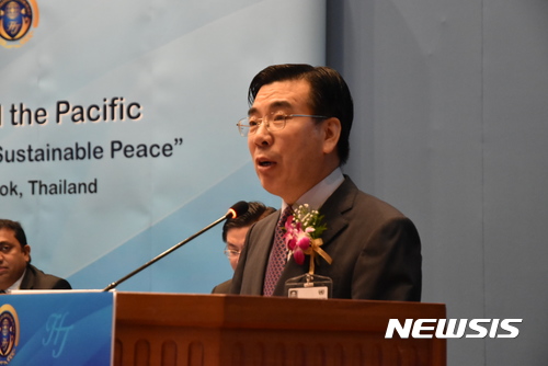 【서울=뉴시스】용정식 세계평화통일가정연합 아시아 대륙회장이 지난 12일 태국 방콕 유엔 아·태 경제사회위원회 본부에서 열린 ‘아·태 세계평화청년학생연합 창설대회 기념 학술 콘퍼런스’에서 환영사를 하고 있다. (사진=가정연합 제공)