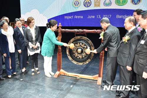 【서울=뉴시스】지난 13일(현지시간) 태국 수도 방콕 외곽 임팩트 아레나에서 거행된 ‘아시아·태평양권 세계평화청년학생연합 창설대회’에서 한학자 세계평화통일가정연합 총재와 마셜 프라진 준통 태국 수석 부총리가 창립 축하 타징을 하고 있다. (사진=가정연합 제공)