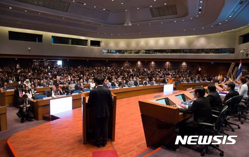 【서울=뉴시스】용정식 세계평화통일가정연합 아시아 대륙회장이 지난 12일 태국 방콕 유엔 아·태 경제사회위원회 본부에서 열린 ‘아·태 세계평화청년학생연합 창설대회 기념 학술 콘퍼런스’에서 환영사를 하고 있다. (사진=가정연합 제공)