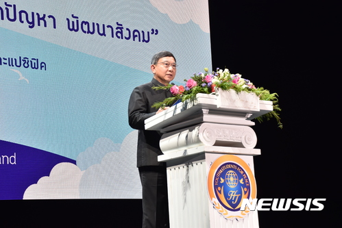 【서울=뉴시스】지난 13일(현지시간) 태국 수도 방콕 외곽 임팩트 아레나에서 거행된 ‘아시아·태평양권 세계평화청년학생연합 창설대회’에서 마셜 프라진 준통 태국 수석 부총리가 쁘라윳 찬 오차 총리의 축사를 대독하고 있다. (사진=가정연합 제공)