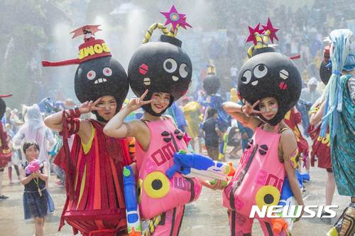  【용인=뉴시스】 이정하 기자 = 에버랜드가 9월3일까지 새로운 여름 축제 '썸머 워터 펀(Summer Water Fun)'을 선보인다. 이 축제의 하이라이트인 초대형 물총싸움에 연기자 50명이 출동, 참여 방문객들과 한바탕 대전을 벌인다. 2017.06.19 (사진=에버랜드 제공)  photo@newsis.com 