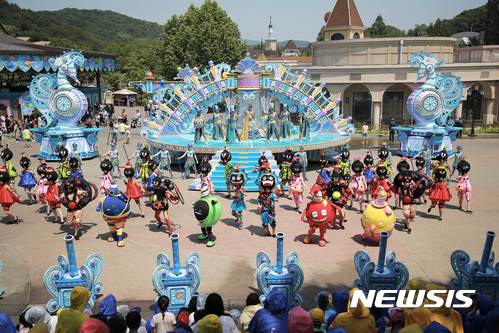 【용인=뉴시스】 이정하 기자 = 에버랜드가 9월3일까지 새로운 여름 축제 '썸머 워터 펀(Summer Water Fun)'을 개최한다. 50명의 연기자가 함께 하는 초대형 물총싸움에 방문객들이 우의를 입고 대전을 준비하고 있다. 2017.06.19 (사진=에버랜드 제공) photo@newsis.com 