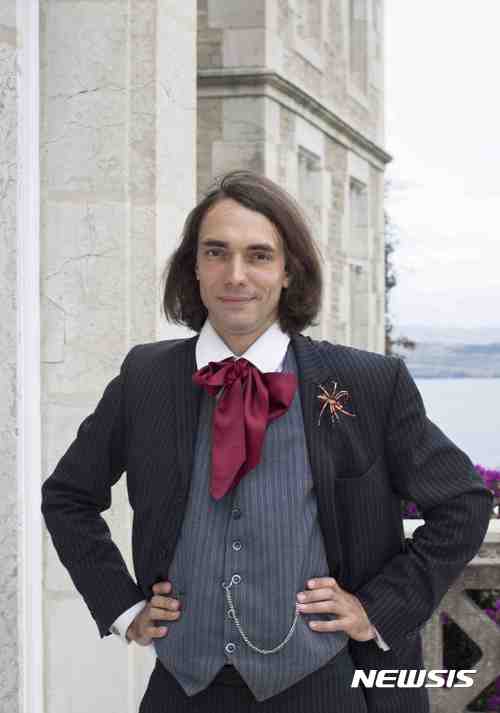 【서울=뉴시스】18일(현지시간) 프랑스 총선에서 당선된 중도신당 '라 레퓌블리크 앙마르슈'(전진하는 공화국)' 후보 수학자 세드리크 빌라니. <출처: 빌라니 공식웹> 2017.6.19.