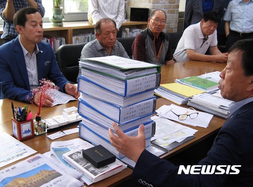 【안산=뉴시스】이종일 기자 = 경기 안산시 '화랑유원지 시민지킴이' 회원들이 19일 오전 안산시청 시장실에서 제종길 시장에게 시민 3만7565명이 참여한 '화랑유원지 추모시설 반대 서명지'를 전달한 뒤 제 시장과 대화를 나누고 있다. 2017.06.19.  <a href="mailto:lji22356@newsis.com">lji22356@newsis.com</a>