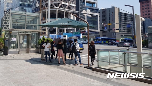 【서울=뉴시스】서초구가 시민들이 여름 폭염을 피할 수 있도록 설치한 서리풀 원두막. (사진 = 서초구 제공) <a href="mailto:photo@newsis.com">photo@newsis.com</a>