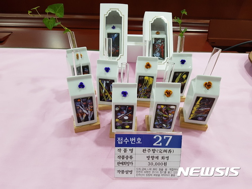 【완주=뉴시스】강인 기자 = 19일 완주군은 관광기념품 공모전을 통해 완주를 대표할 제품 20점을 선정했다고 밝혔다. 사진은 대상을 수상한 '완주향(完州香)'이다. 2017.06.19. (사진 = 완주군 제공) kir1231@newsis.com