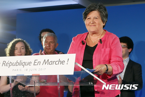 【파리=AP/뉴시스】에마뉘엘 마크롱 대통령의 신생 집권당 '라 레퓌블리크 앙마르슈'의 카트린 바르바루 대표가 18일 파리의 당본부에서 이날 실시된 프랑스 총선 결선투표에서 앙마르슈가 압도적 승리를 거둔 뒤 연설하고 있다. 프랑스 유권자들이 앙마르슈에 압도적 과반의석의 승리를 안겨주어 마크롱 대통령의 노동법 개혁에 힘이 실릴 것으로 전망된다. 2017.6.19