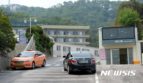 【서울=뉴시스】고범준 기자 = 대기업 총수의 손자와 연예인 아들 등이 학교 폭력에 연루돼 논란이 일고 있는 지난해 6월19일 서울 중구 예장동 숭의초등학교의 특별장학을 실시하기 위해 차량이 이동하고 있다. 2017.06.19. bjko@newsis.com