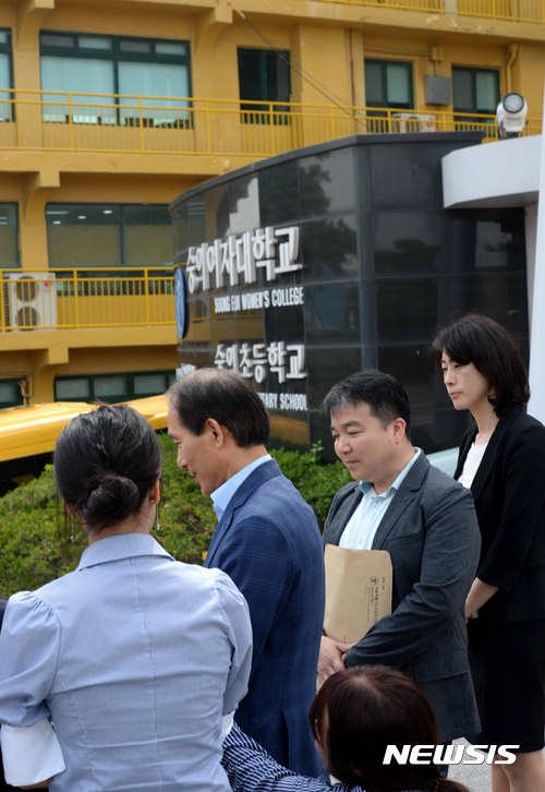 【서울=뉴시스】고범준 기자 = 배우 윤손하 씨의 아들과 대기업 총수의 손자가 학교 폭력에 연루돼 논란이 일고 있는 19일 서울 중구 예장동 숭의초등학교 앞에서 서울교육청 신인수 초등교육지원과장이 현장 조사격인 특별장학을 실시하기 앞서 취재진 질문에 답변하고 있다. 2017.06.19. bjko@newsis.com