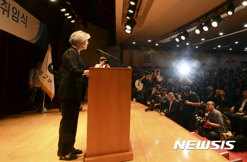 【서울=뉴시스】최진석 기자 = 강경화 외교부 장관이 19일 오전 서울 종로구 외교부청사에서 열린 취임식에 참석해 취임사를 하고 있다. 2017.06.19. myjs@newsis.com