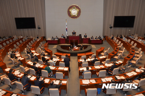 【서울=뉴시스】배훈식 기자 = 19일 오후 서울 여의도 국회 제2회의장에서 제19대 대통령 선거로 중단됐던 헌법개정특별위원회가 두 달여 만에 이주영 위원장 주재로 전체회의가 열리고 있다. 2017.06.19. dahora83@newsis.com