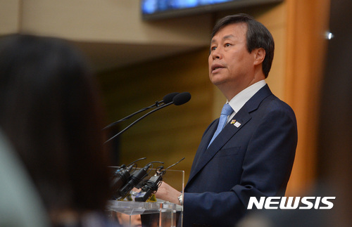 【세종=뉴시스】강종민 기자 = 도종환 문화체육관광부 장관이 19일 오후 정부세종청사에서 열린 취임식에서 취임사를 하고 있다. 도 장관은 이 자리에서 블랙리스트 사태 재발 방지와 2018평창동계올림픽·패럴림픽 성공 개최, 조직쇄신 등을 언급했다. 2017.06.19. ppkjm@newsis.com