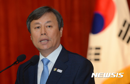 【세종=뉴시스】강종민 기자 = 도종환 문화체육관광부 장관이 19일 오후 정부세종청사에서 열린 취임식에서 취임사를 하고 있다. 도 장관은 이 자리에서 블랙리스트 사태 재발 방지와 2018평창동계올림픽·패럴림픽 성공 개최, 조직쇄신 등을 언급했다. 2017.06.19. ppkjm@newsis.com