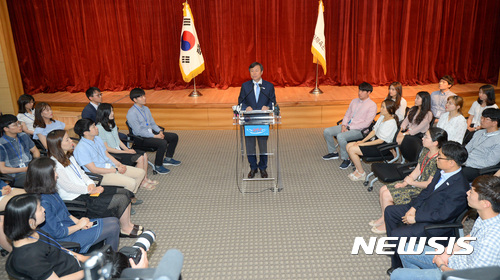 【세종=뉴시스】강종민 기자 = 도종환 문화체육관광부 장관이 19일 오후 정부세종청사에서 열린 취임식에서 취임사를 하고 있다. 도 장관은 이 자리에서 블랙리스트 사태 재발 방지와 2018평창동계올림픽·패럴림픽 성공 개최, 조직쇄신 등을 언급했다. 2017.06.16. ppkjm@newsis.com