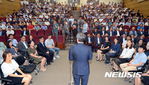 【세종=뉴시스】강종민 기자 = 도종환 문화체육관광부 장관이 19일 오후 정부세종청사에서 열린 취임식에서 취임사를 하고 있다. 도 장관은 이 자리에서 블랙리스트 사태 재발 방지와 2018평창동계올림픽·패럴림픽 성공 개최, 조직쇄신 등을 언급했다. 2017.06.16. ppkjm@newsis.com