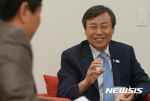 【세종=뉴시스】강종민 기자 = 도종환 문화체육관광부 장관이 19일 오후 정부세종청사 문체부 기자실에서 질문에 답하고 있다. 2017.06.19. ppkjm@newsis.com