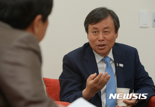 【세종=뉴시스】강종민 기자 = 도종환 문화체육관광부 장관이 19일 오후 정부세종청사 문체부 기자실에서 질문에 답하고 있다. 2017.06.19. ppkjm@newsis.com