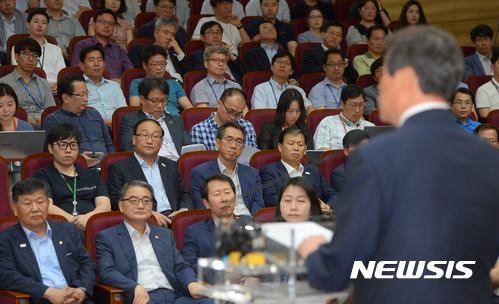 【세종=뉴시스】강종민 기자 = 19일 오후 정부세종청사에서 열린 장관 취임식에서 직원들이 도종환 장관의 취임사를 듣고 있다. 도 장관은 이 자리에서 블랙리스트 사태 재발 방지와 2018평창동계올림픽·패럴림픽 성공 개최, 조직쇄신 등을 언급했다. 2017.06.19. ppkjm@newsis.com