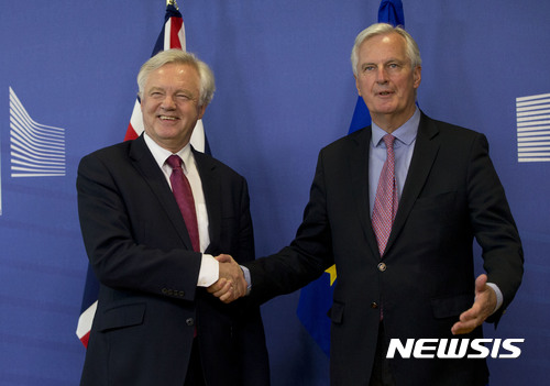 【브뤼셀=AP/뉴시스】 영국의 유럽연합 탈퇴를 위한 브렉시트 협상이 19일 개시된 가운데 양측 협상 주역인 EU의 미셸 바르니에 협상 대표(오른쪽)와 영국의 데이비드 데입스 담당 장관이 EU 본부에서 만나 악수하고 있다. 브렉시트는 지난해 6월23일 결정됐으며 협상은 2019년 3월이 기한이다. 2017. 6. 19.&nbsp; 