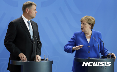 【베를린=AP/뉴시스】앙겔라 메르켈 독일 총리가 19일(현지시간) 베를린에서 클라우스 요하니스 루마니아 대통령과 회담 후 공동 기자회견을 하고 있다. 2017.06.19 