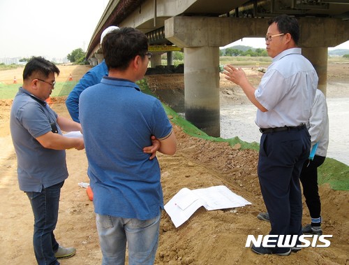 【시흥=뉴시스】이종일 기자 = 경기 시흥환경운동연합 등 환경단체 관계자 2명이 20일 시흥시가 서해안로 확장 공사를 하면서 갯골 일부를 훼손한 월곶동 방산대교 아래에서 시 공무원, 시공사 관계자 등에게 항의하고 있다. 2017.06.20.  <a href="mailto:lji22356@newsis.com">lji22356@newsis.com</a>