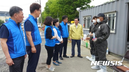 【군산=뉴시스】고석중 기자 = 대한민국공무원노동조합총연맹(위원장 이연월)이 20일 전북 군산시 관내 AI 방역초소를 방문해 근무중인 조합원들을 격려하고 있다. 2017.06.20. (사진= 군산시 제공) photo@newsis.com