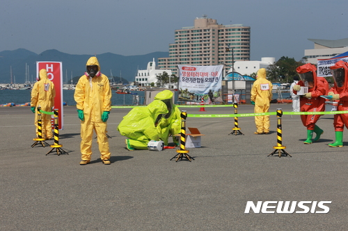 【통영=뉴시스】신정철 기자 = 경남 통영시는 오는 10월 통영시에는 개최되는 제8회 아시아태평양도시관광진흥기구(TPO) 총회를 앞두고 지난 19일 오후 도남동 트라이애슬론광장에서 생물테러대비 초동대응 요원 교육 및 모의훈련을 실시했다고 20일 밝혔다. 2017.06.20.(사진=통영시 제공)  <a href="mailto:photo@newsis.com">photo@newsis.com</a>     