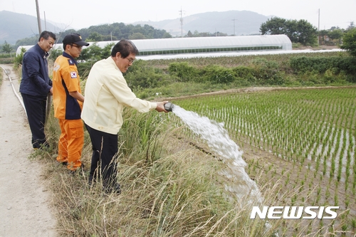 【고성(경남)=뉴시스】신정철 기자 = 경남 고성군이 농업용수 확보 및 가뭄피해 최소화를 위해 가뭄대책 추진에 총력을 기울이고 있다. 20일 오시환 고성군수 권한대행(사진)은 논물마름 현상으로 어려움을 겪고 있는 거류면 은월리 일원을 방문, “급수차를 지원하는 등 농작물 피해를 최소화하겠다”고 말했다. 2017.06.20.(사진=고성군 제공)  <a href="mailto:photo@newsis.com">photo@newsis.com</a>