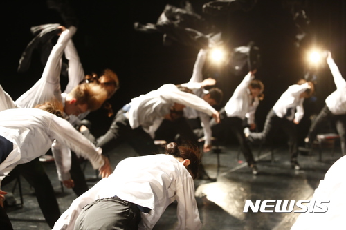 【서울=뉴시스】 '디스 이스 모던 - 마이너스7'. 2017.06.20. (사진 = 유니버설발레단 제공) photo@newsis.com