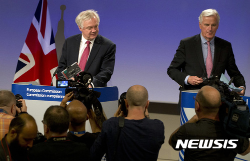【브뤼셀=AP/뉴시스】유럽연합(EU) 집행위원회 협상단을 이끄는 미셸 바르니에 대표(오른쪽)와 영국 협상단을 이끈 데이비드 데이비스 영국 브렉시트부 장관이 19일(현지시간) 벨기에 브뤼셀ㄹ에서 열린 공동 기자회견을 하고 있다. 이들은 이날 7시간여 동안 마라톤협상을 벌여 영국의 EU탈퇴(브렉시트) 협상 의제와 일정에 합의했다. 2017.06.20