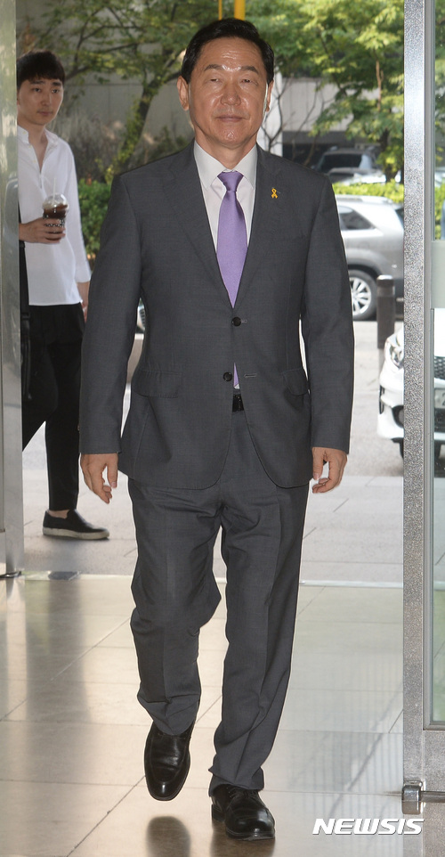 【서울=뉴시스】이영환 기자 = 김상곤 사회부총리 겸 교육부 장관 후보자가 20일 오전 서울 영등포구 교육시설공제회관에 마련된 사무실로 출근하고 있다. 2017.06.20. 20hwan@newsis.com