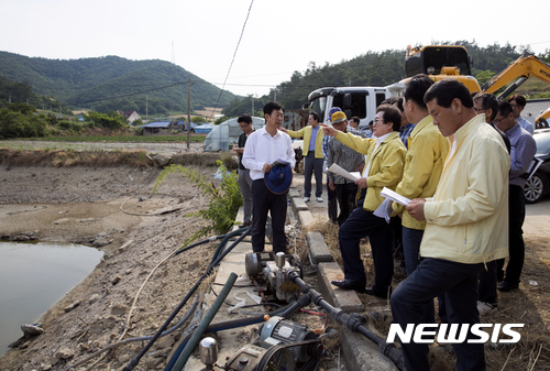 【해남=뉴시스】박상수 기자 = 유영걸 전남 해남군수(오른쪽 세번째) 권한대행과 관계 공무원들이 19일 화원면 억수리 저류지를 찾아 다단 양수작업 현장을 점검하고 있다. 2017.06.20 (사진=해남군 제공) photo@newsis.com