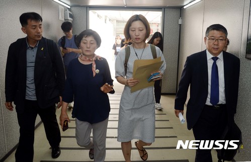 【서울=뉴시스】조성봉 기자 = 고 백남기 농민의 딸 백도라지 씨와 부인 박경숙(왼쪽 두 번째) 씨가 20일 오전 서울 종로구 서울대학교병원에서 사망진단서를 발급받고 기자회견장으로 이동하고 있다. 2017.06.20.suncho21@newsis.com