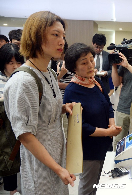 【서울=뉴시스】조성봉 기자 = 고 백남기 농민의 딸 백도라지(왼쪽) 씨와 부인 박경숙 씨가 20일 오전 서울 종로구 서울대학교병원에서 사망진단서를 발급받고&nbsp; 있다. 2017.06.20.suncho21@newsis.com