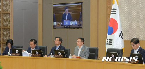 【세종=뉴시스】강종민 기자 = 20일 오전 정부세종청사에서 열린 서울-세종 영상 국무회의에서 국무위원들이 이낙연 국무총리의 모두발언을 듣고 있다 2017.06.20. ppkjm@newsis.com