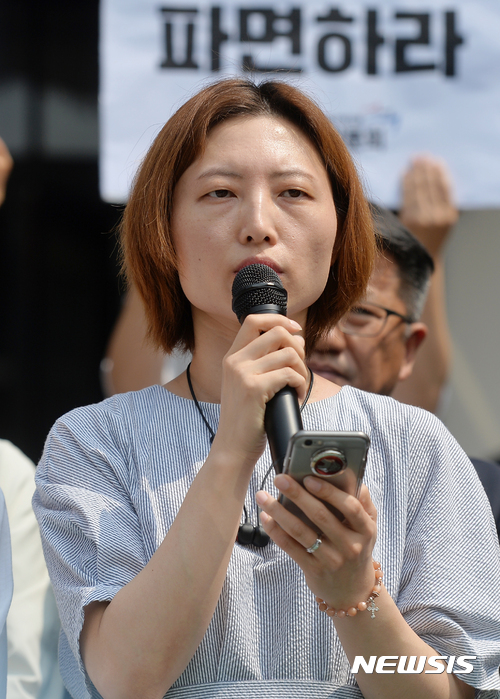 【서울=뉴시스】조성봉 기자 = 고 백남기 농민의 딸 백도라지 씨가 20일 오전 서울 종로구 서울대병원에서 열린 백남기 농민 사인 정정 관련 기자회견에서 서울대병원과 경찰의 관련자 처벌 및 검찰 수사를 촉구하는 발언을 하고 있다. 2017.06.20. suncho21@newsis.com