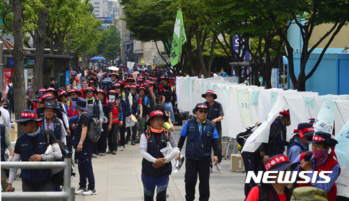 【서울=뉴시스】전진환 기자 = 건설노조 1만 토목건축 조합원 상경총회가 열린 20일 오후 서울 광화문 세종로공원에서 조합원들이 2017년 토목건축분과위원회 총파업 찬반투표를 하고 있다. 2017.06.20. amin2@newsis.com