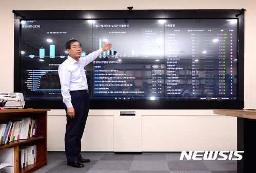 【서울=뉴시스】김선웅 기자 = 박원순 서울시장이 20일 오후 서울시청 시장실 내에 설치된 '디지털 시민시장실'에서 시연회를 하고 있다. 디지털 시민시장실에 설치된 스크린에는 화재, 재난, 사고 등의 상황이 실시간으로 나타나며 현장에 가지 않고도 통제, 지시함으로써 대응 기동성을 높일 수 있다. 2017.06.20. mangusta@newsis.com