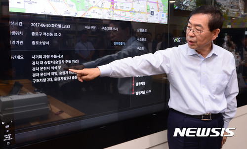 【서울=뉴시스】김선웅 기자 = 박원순 서울시장이 20일 오후 서울시청 시장실 내에 설치된 '디지털 시민시장실'에서 시연회를 하고 있다. 디지털 시민시장실에 설치된 스크린에는 화재, 재난, 사고 등의 상황이 실시간으로 나타나며 현장에 가지 않고도 통제, 지시함으로써 대응 기동성을 높일 수 있다. 2017.06.20. mangusta@newsis.com